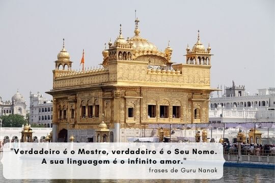 Ao fundo, uma fotografia do Golden Temple, nas cores dourada e branca. Sobre a foto um colchete claro e, nele, escrito uma frase de Guru Nanak: "Verdadeiro é o Mestre, Verdadeiro é o Seu Nome; a sua linguagem é o infinito amor."