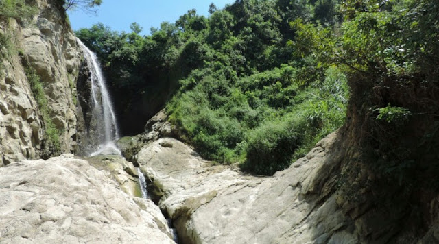 laborblog.my.id - Air terjun setinggi delapan meter ini tersembunyi di balik bukit yang berada di antara Desa Krondonan dan Desa Gayam, sekitar 50 km dari Kota Bojonegoro.