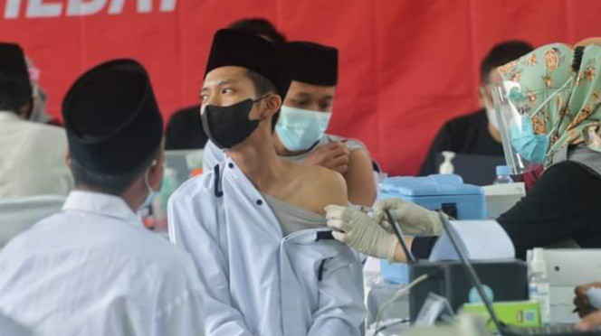 Santri Trenggalek Terima 2.000 Dosis Vaksin Covid-19 dari BIN Jawa Timur