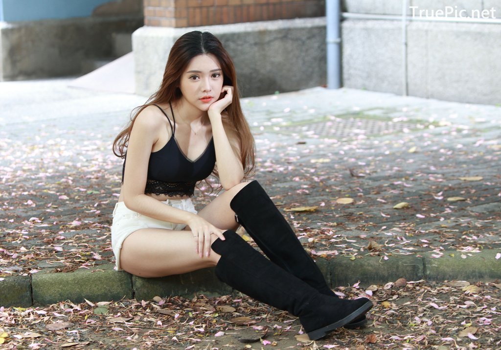 Image-Taiwanese-Model–莊舒潔–Hot-White-Short-Pants-and-Black-Crop-Top-TruePic.net- Picture-96