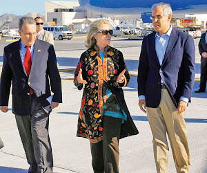 Hillary llega a Los Cabos disfrazada de Beatriz Paredes.