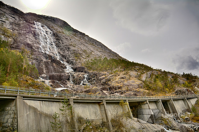 Wspaniały wodospad Langfossen tuż przy drodze i Åkrafjord to największe atrakcje turystyczne w Norwegii w rejonie Haugesund