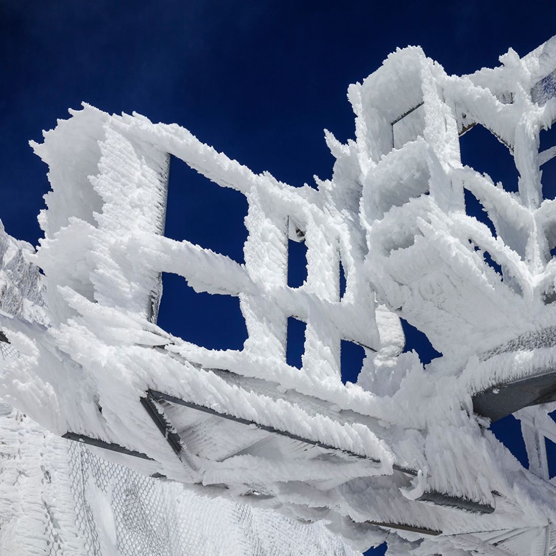 таяние ледников патагонии. столбы вмороженные в лед. ледяные образования. лед ледник. гряды торосов.