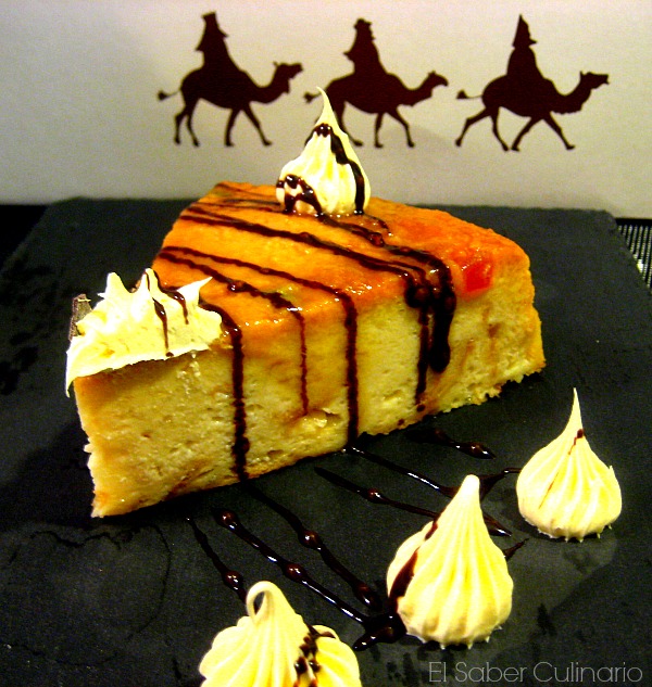 Pudin navideño de Roscón de Reyes con salsa de caramelo
