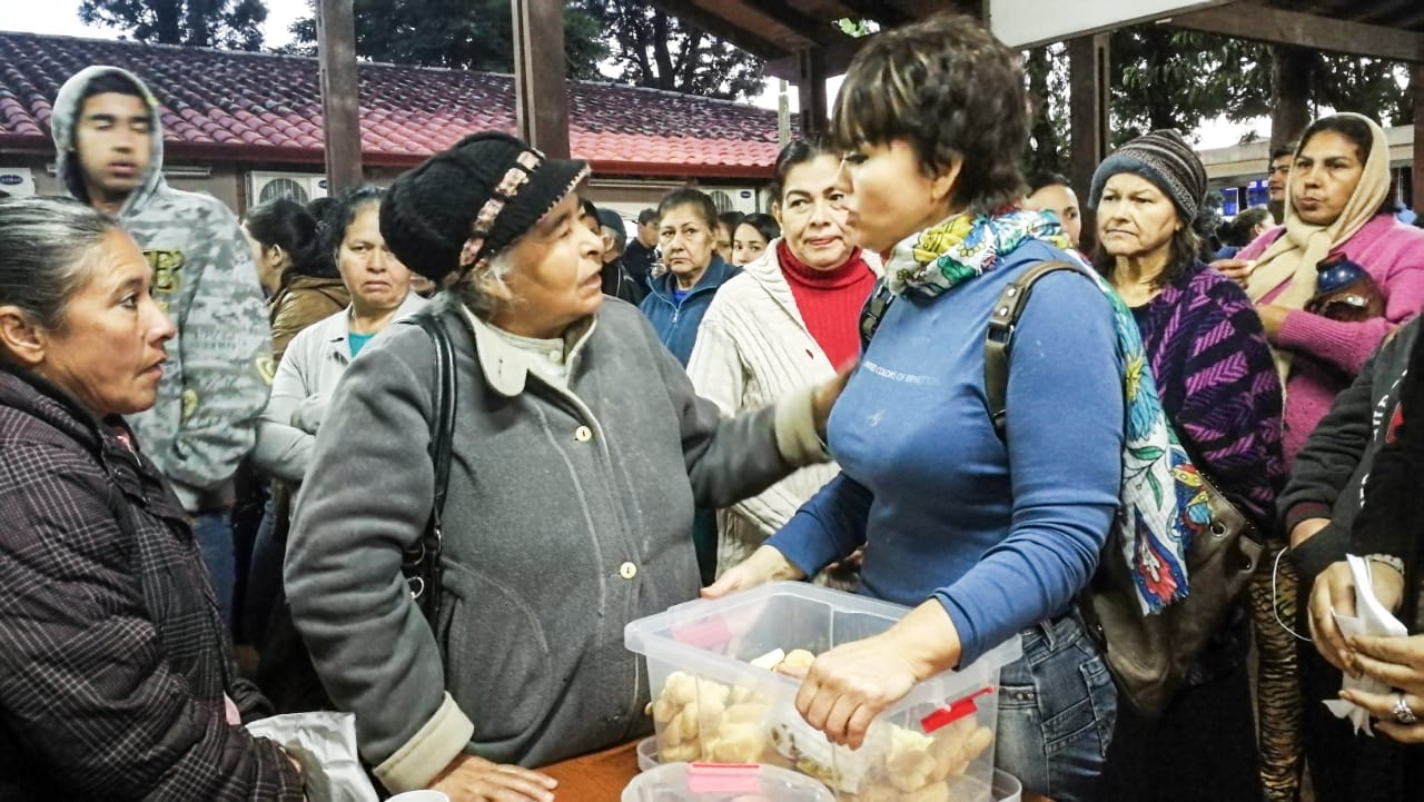 Darsy González dialogó con las personas que estaban en el hospital. Roberto González Vaesken, gobernador electo del Alto Paraná, y su esposa, Darsy González, donaron 100 millones de guaraníes al Hospital Regional de Ciudad del Este, específicamente para las reparaciones de los equipos de la Unidad de Terapia Intensiva (UTI).