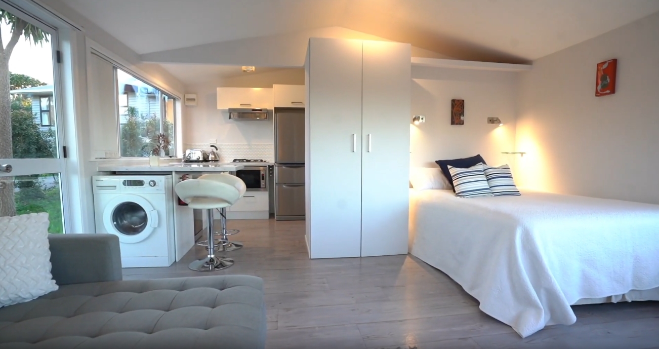 9 Photos vs. 29 Matapana Road, Palm Beach, Auckland Home Interior Design Tour