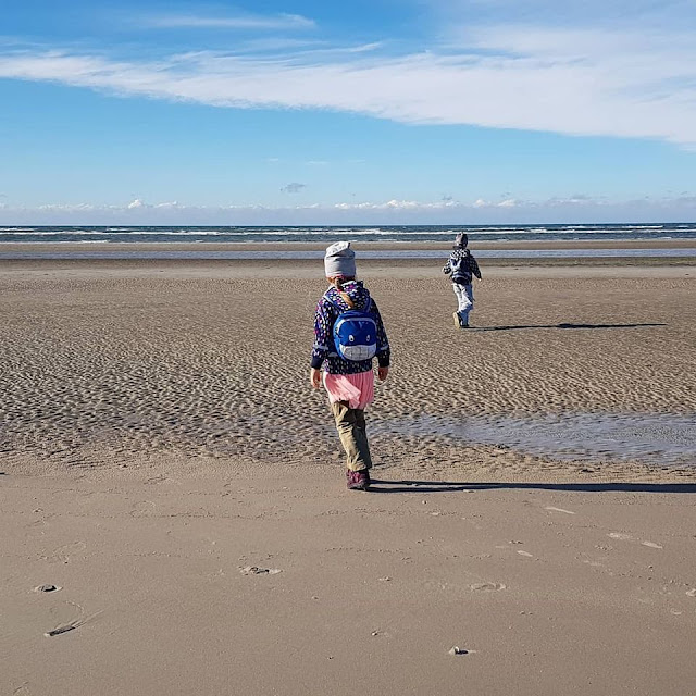 Das Fanø-Gefühl: Urlaub auf einer besonderen dänischen Nordsee-Insel. Die Kinder laufen über den Strand von Rindby aufs Meer zu.