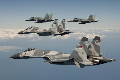 http://1.bp.blogspot.com/-gPb-oGI8dso/UBJsKYisynI/AAAAAAAANN8/77d6PPs3QHI/s1600/Australian+No.77+Squadron+FA-18+Hornet+welcome+Indonesian+Air+Force+%2528TNI-AU%2529+Sukhoi+Su-27+%2526+Su-30+Flanker+into+Darwin+to+participate+in+Exercse+Pitch+Black+2012+%25284%2529.jpg