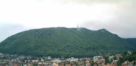 De la stânga: culmea cu Panoramicul, vârful cu terasa belvedere şi şaua cu ruinele cetăţii