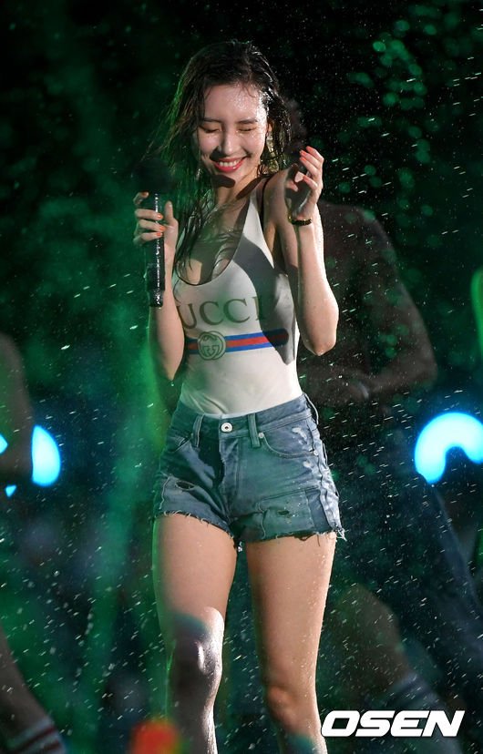 Photos of Sunmi's Hot Performance at Jamsil + Netizens' Comments.