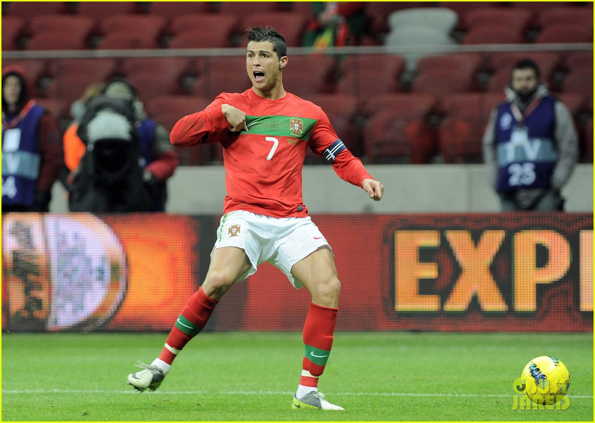 http://1.bp.blogspot.com/-gQ3zjZygtZU/T_SphW9ahLI/AAAAAAAAAG4/CB4nnGEc_MA/s1600/cristiano+ronaldo+--..+0006.jpg