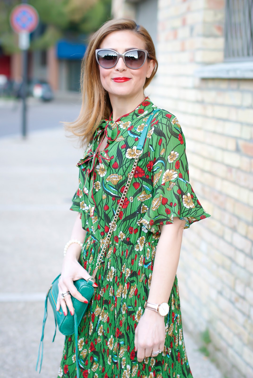 Metisu green pleated midi dress on Fashion and Cookies fashion blog, fashion blogger style