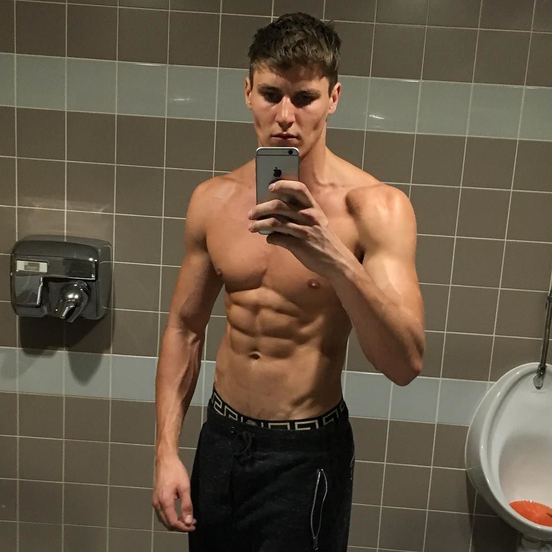 hot-young-shirtless-guy-ripped-sixpack-abs-straight-baited-selfie