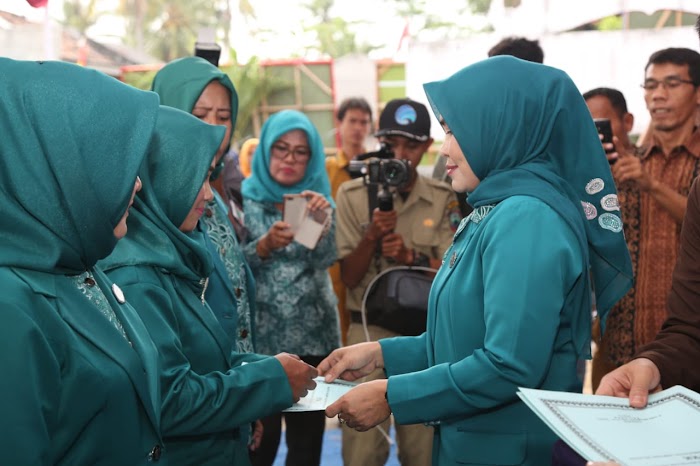Ketua Pengerak PKK Kab.Lamsel Hj.Winarni Kukuhkan Ketua Tim Penggerakk PKK Desa Terpilih Dari Dua Kecamatan.
