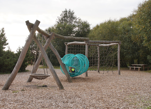 Urlaub auf Fanø mit Kindern: 4 Ausflüge für Familien. Der Spielplatz im Wald ist sowohl für Kleinkinder als auch für große Kids geeignet.