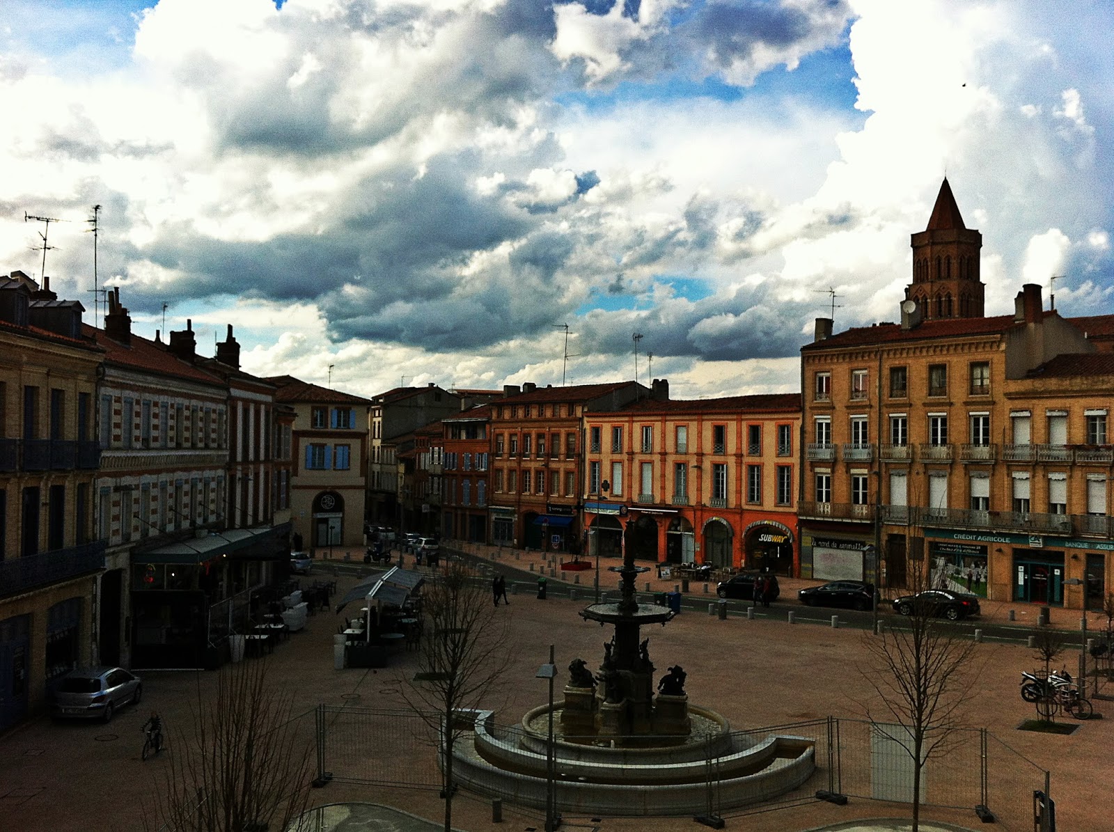 Toulouse, quartier SaintCyprien Jardin Raymond VI & Château d