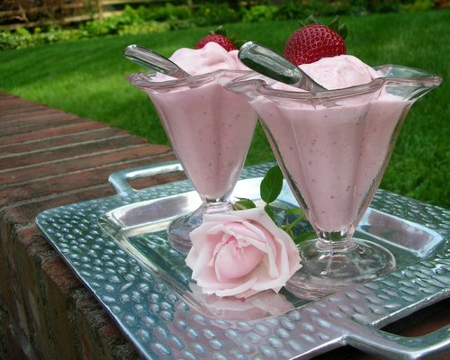 Strawberry Ice Cream ♥ KitchenParade.com, an easy no-cook ice cream base. Big strawberry flavor, way more than a bare hint. Weight Watchers Friendly.