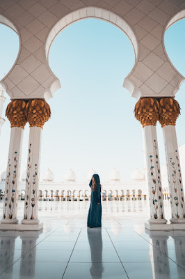 foto keren ala selebram di antara tiang mesjid di india