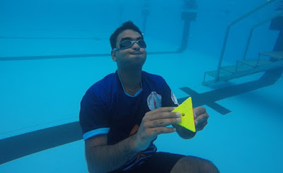 Aksi Chinmay Prabhu memecahkan rekor dunia menyelesaikan rubik pyraminx terbanyak di bawah air