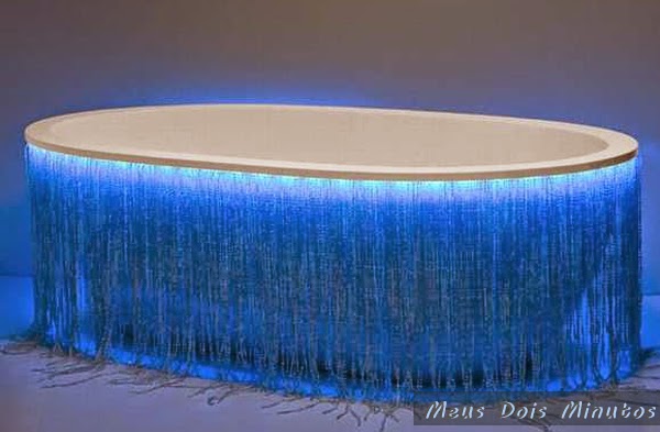 Banheira de design nada extravagante, o que diferencia é essa árvore de natal em seu entorno. banheira led 2