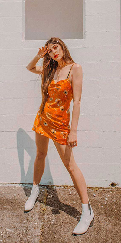 Comfy and casual style is perfect choice for summer season. It's time to share 26 Casual Summer Outfit Ideas You need this moment. Casual Outifts + Summer Style via higiggle.com | floral mini dress | #summeroutfits #casualoutfits #summer #minidress