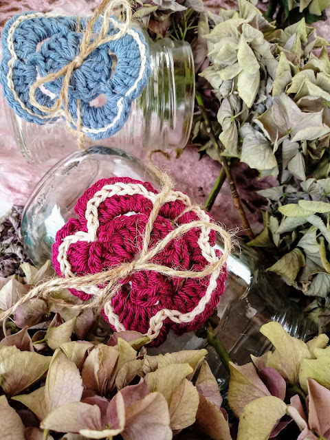 Hortensias secas, flores de ganchillo y botes de cristal