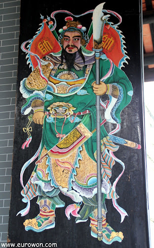 Guardianes pintados en las puertas del Memorial Yu Kiu