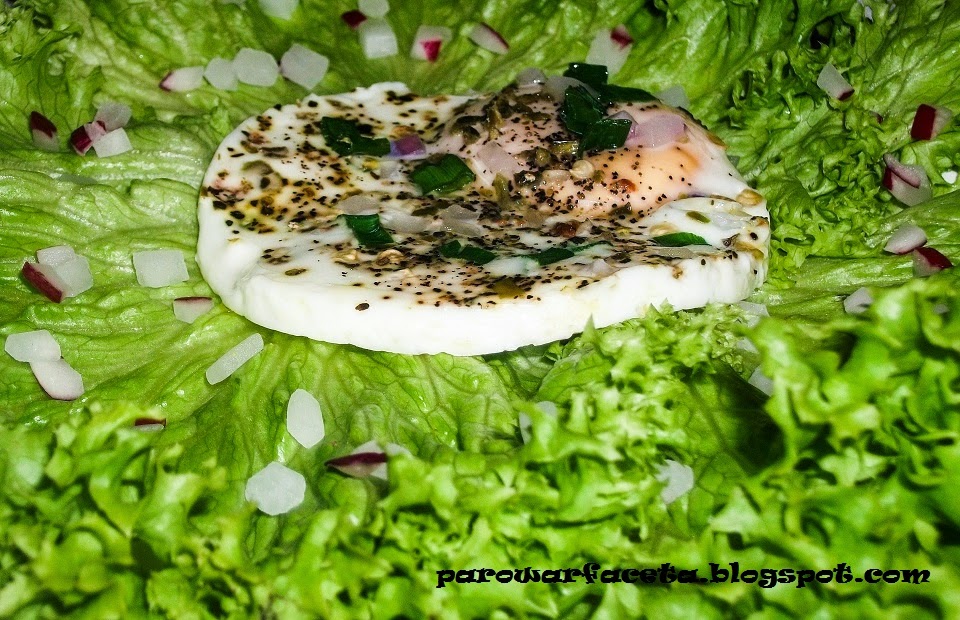 jajko sadzone z sałatą Lollo Bionda w parowarze 