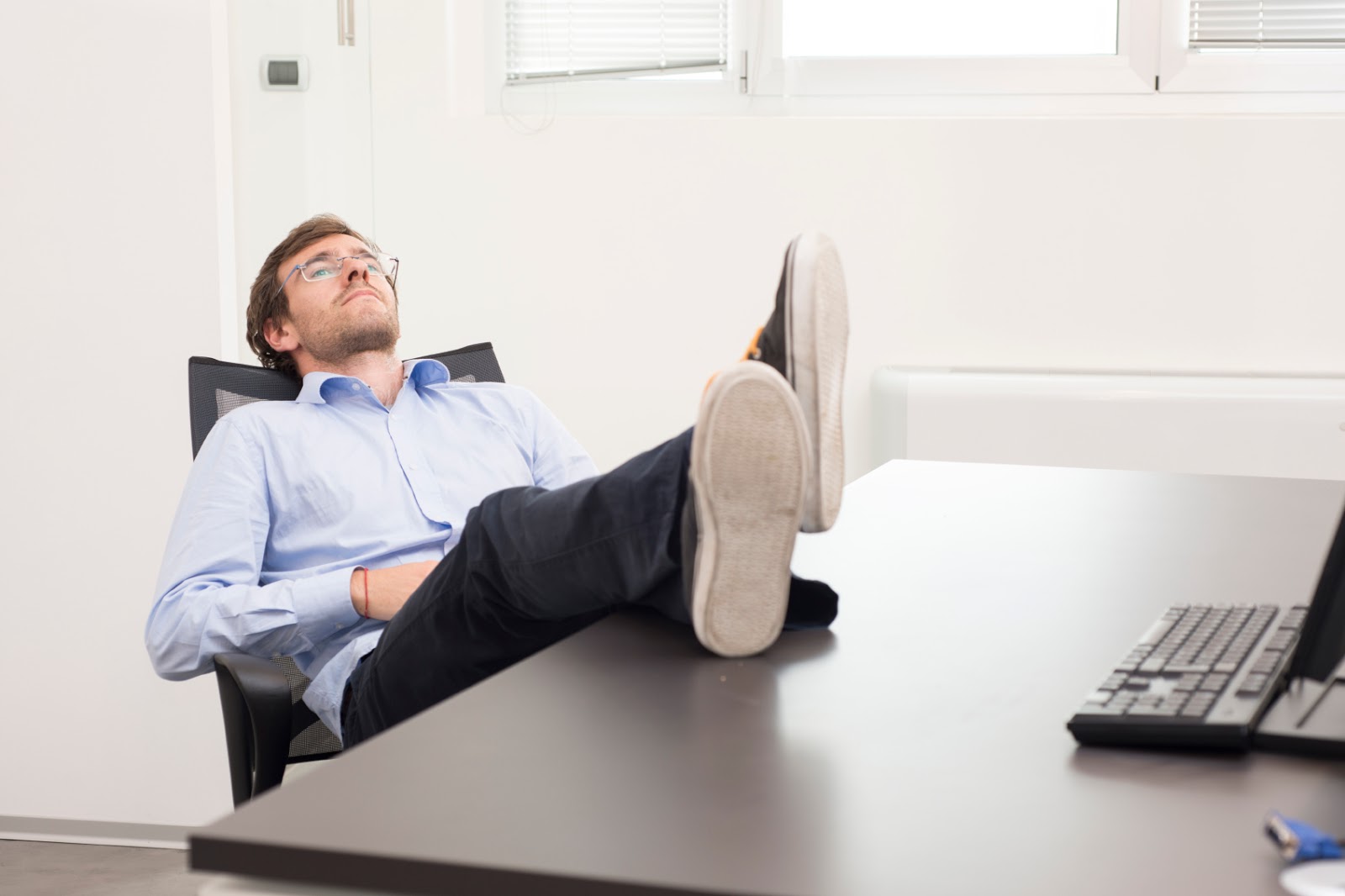 наемный сотрудник. работать с бывшим начальником. начальство. работодатель грустит. задержался на работе.