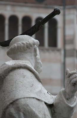 Cremona Duomo Statue - Knife in Head