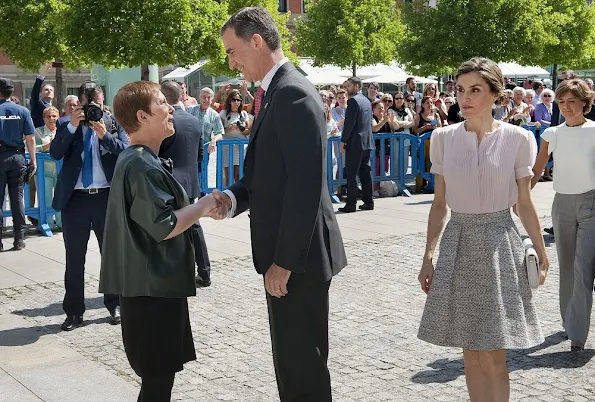 Queen letizia wore Hugo Boss Rizalia Flared Skirt, Magrit shoes, Felpe Varela Clutch, Tous Pearl Earrings