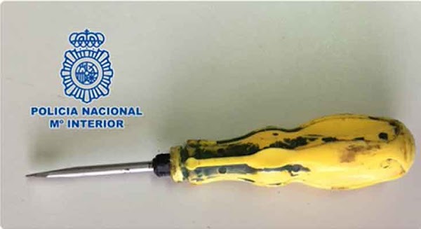 Clava un destornillador a compañero de piso en cuello y pecho Clava un destornillador a compañero de piso en cuello y pecho
