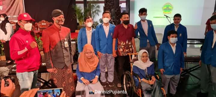 Ganjar Semangati Grup Band Siswa SMKN 8 Surakarta untuk Lakukan 5M