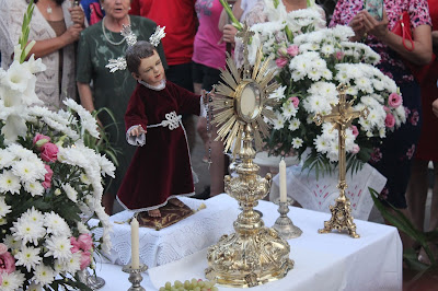 El niño Manuel en su altar, en el Corpus Chico de Olvera