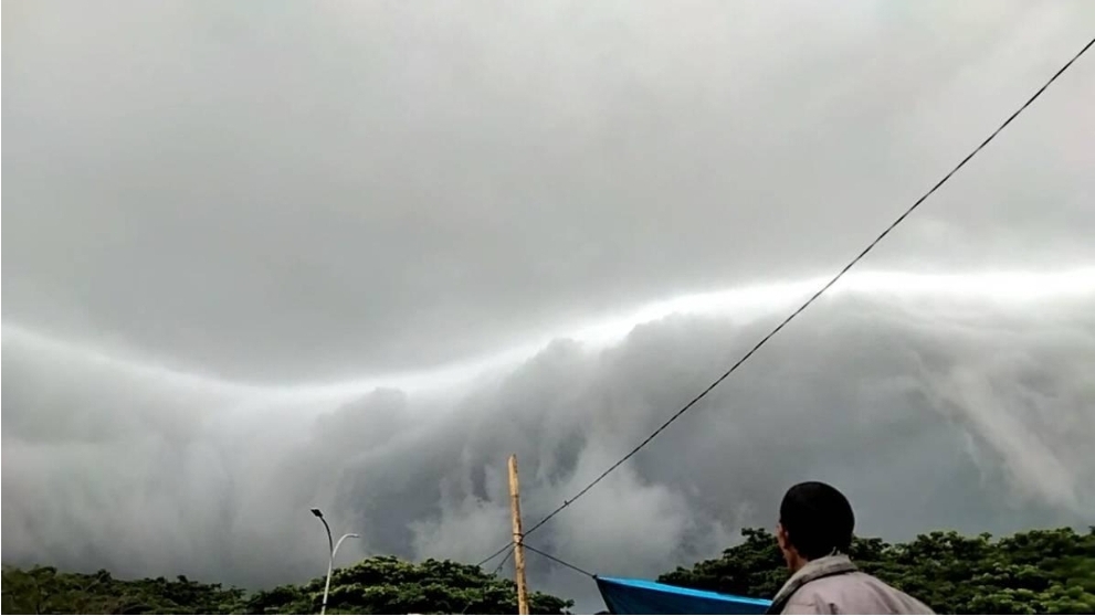 Awan Tsunami di Pantai Portugal: Mengungkap Misteri Fenomena 'Roll Cloud' yang Memukau Sekaligus Memicu Ketakutan Massal Awan Tsunami di Pantai Portugal: Mengungkap Misteri Fenomena 'Roll Cloud' yang Memukau Sekaligus Memicu Ketakutan Massal