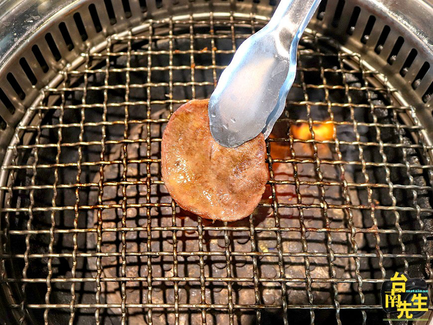 台南火烤兩吃吃到飽/帝王蟹+和牛吃飽吃滿/70多種海陸食材任你點/coldstone冰淇淋+鴨血豆腐+飲品無限享用/加價還有啤酒+調酒喝到飽/無煙炭烤不會全身油煙味