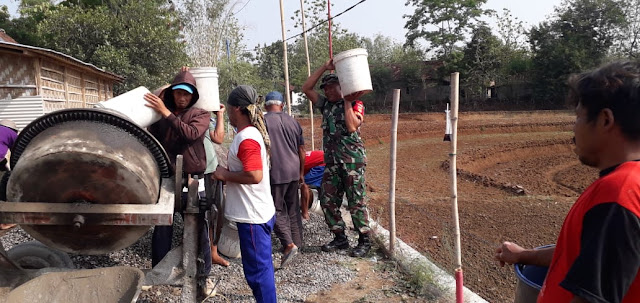Begini Kompaknya Babinsa Kaloram Bersama Masyarakat Cor Jalan