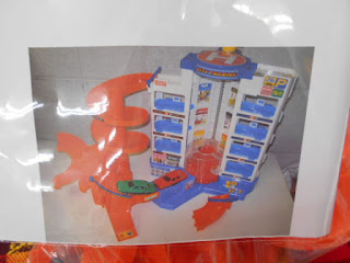 中古品トミカ立体駐車場９９０円は車２台つきです。