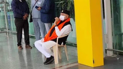 Narendra Modi's Brother ,Prahlad Modi sat in Dharna ,at Lucknow Airport
