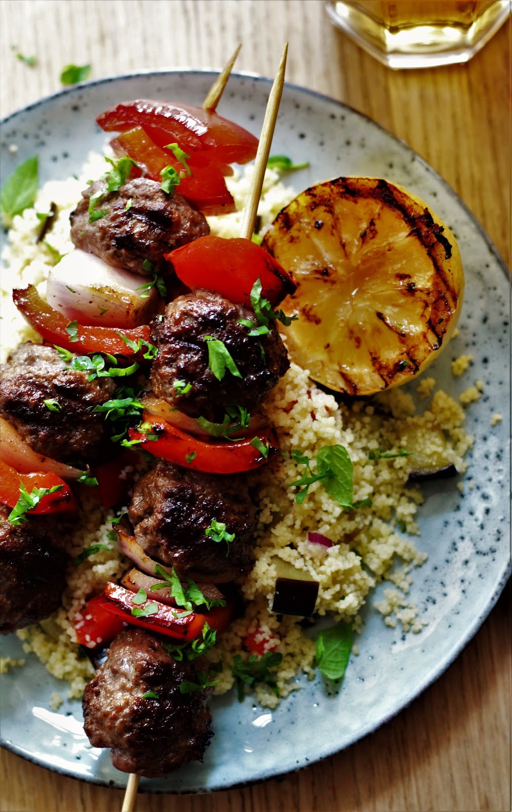 Shish kebab med couscous og grillede grøntsager