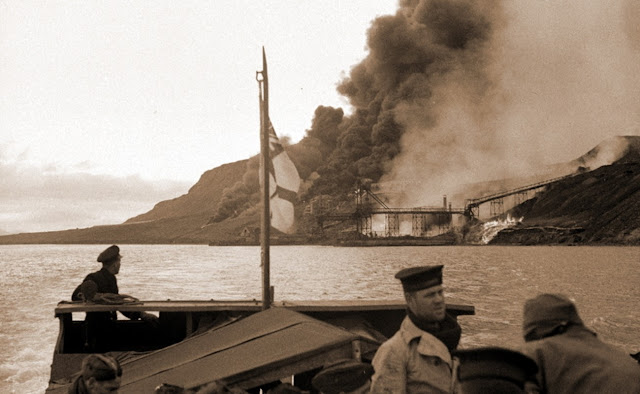 Август 1941 года: британский корабль отходит от берегов Шпицбергена, оставляя позади горящие нефтяные резервуары и угольные склады