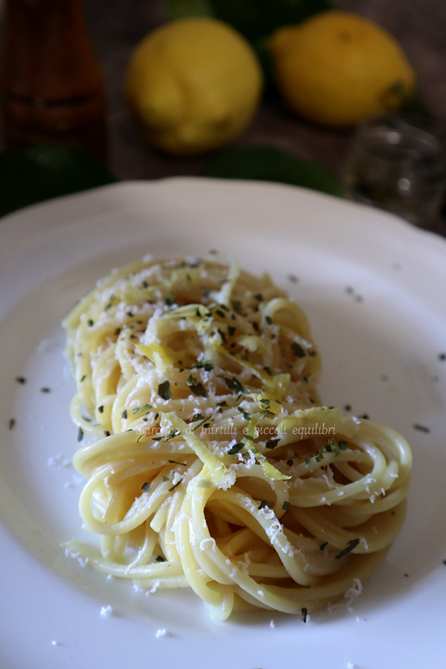 Spaghetti con acqua di limone e provolone