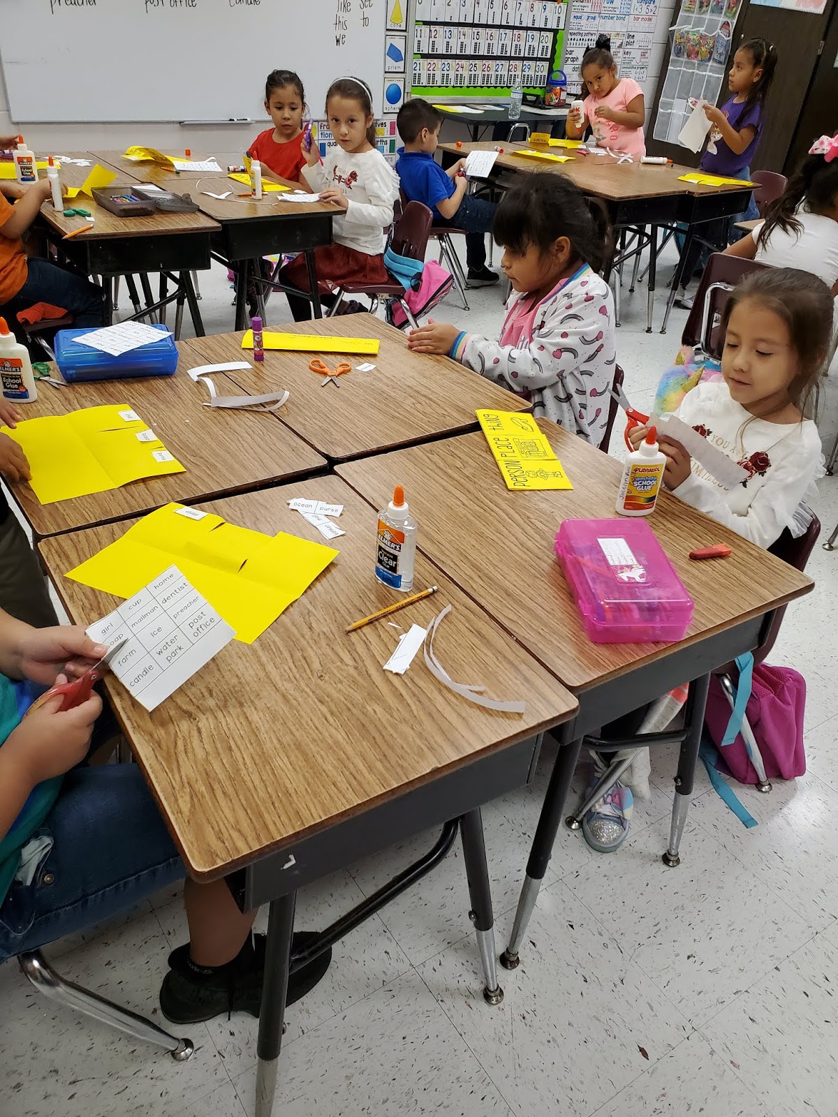 Eagle Pass ISD iVision Bulldogs Discover Nouns