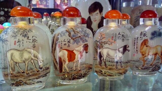 08-Liu Zhengyao-Snuff-Bottles-Painted-from-the-Neck-on-the-Inside-www-designstack-co
