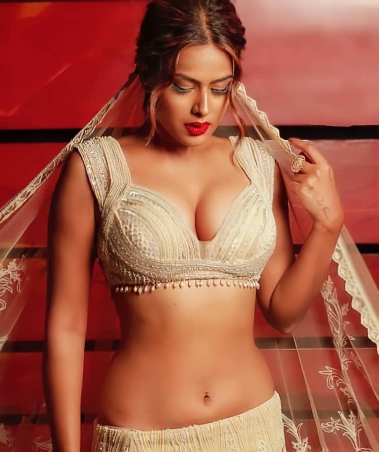 Hot Sexy Pictures of Nia Sharma