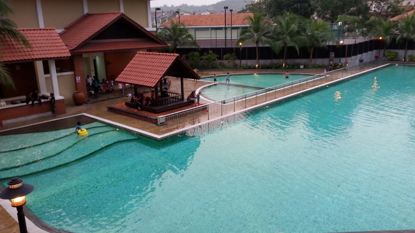 Kolam Renang Presint 16 - Banglo 2 Tingkat Dengan Kolam Renang Danau