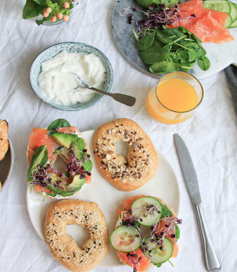 Selbstgebackene Bagles mit Lachs und Avocado | whatinaloves.com