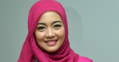 10+ Gaya Terbaru Foto Wanita Berhijab Syar'i Dari Samping, Foto Wanita