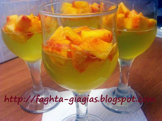 Ζελέ δίχρωμο με φρούτα σε ποτήρι - από «Τα φαγητά της γιαγιάς»