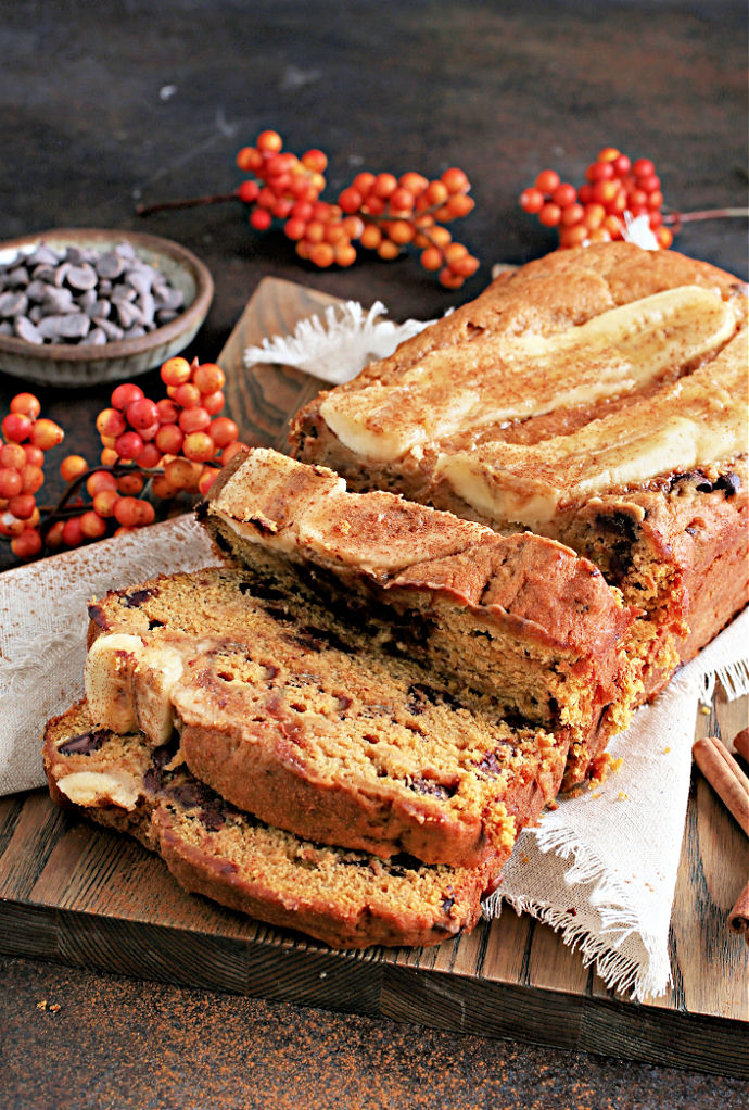 Recipe for a sweet loaf cake flavored with pumpkin puree, fresh bananas and filled with chocolate chips.